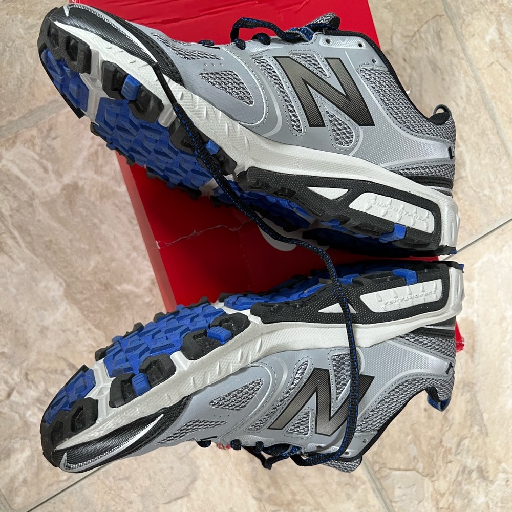 Mens new balance trail running sneakers - size 8